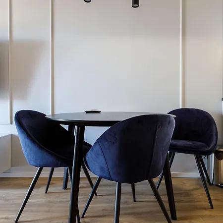 Urban Chic - Cozy And Modern Apartment- Jana Pawla